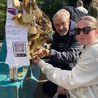 People flock to remove love locks at 11th hour from Bakewell landmark before deadline